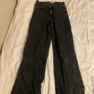 Svarta jeans - Svarta jeans från Lager 157!  Stl S, passar någon som är 170 cm och kortare!