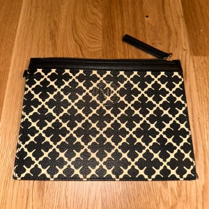 By Malene Birger plånbok - 21x16 En plänbok som följde med i min Marlene Birger väska 2018. Lite sliten men dragkedjan är fungerande bara märket som är utsuddat.