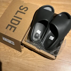 yeezy slides - Helt nya och jätte sköna tofflor. Kom med bud Str 40 men passar till fötter up till 43