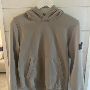 Stone Island tröja - Grå/beige tröja. Mycket fint skick, knappt använd. 156 / 12 år. Inköpt på NK.