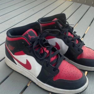 AirJordan skor  - Säljer mina röda Jordan skor eftersom de inte kommer till användning och jag knappt använt dem! Knappt använda och perfekt nu när de börjar bli lite kyligare! Köpta i Göteborg för ca 1 år sedan men använt ett fåtal gånger! Köparen står för frakten  