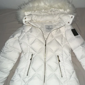 milano jacka - jag säljer denna jackan eftersom jag inte har en användning för den längre.  Tänkte att det bra att sälja den till någon som är intresserad av en vit limited Chiara Forthi Milano jacka. 