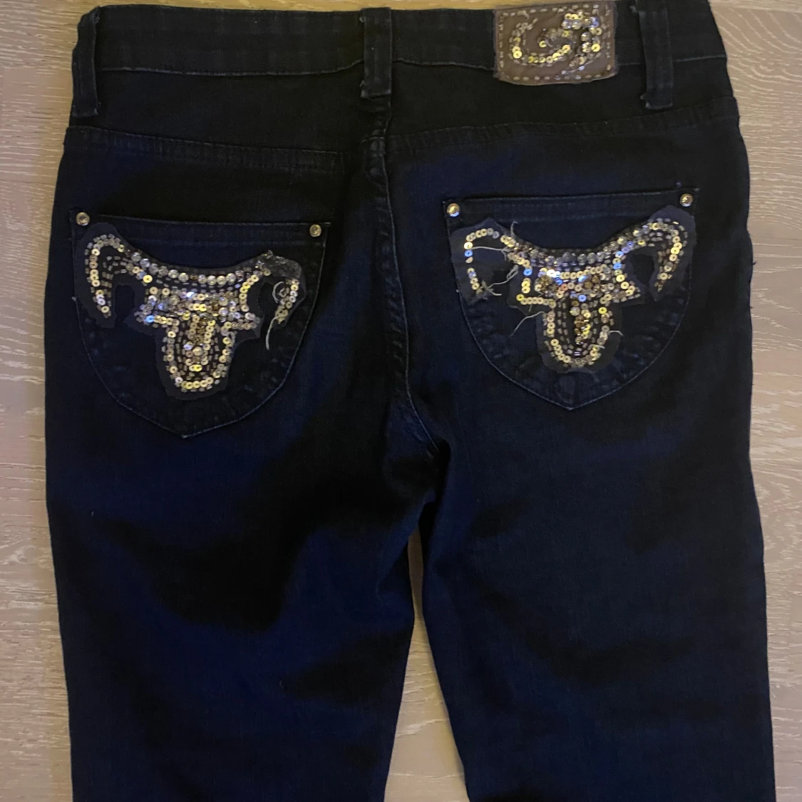 mörkblå bootcut jeans men coola fickor  - 90
