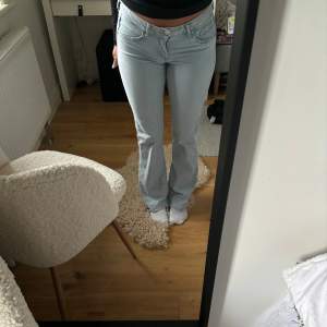 Säljer mina lågmidjade bootcut jeans från hm i strlk 36 då dem inte kommer till användning 🫶🏼