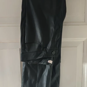 Skinnbyxor  - Jättefina och skönaaa skinnbyxor med rak modell och lågmidjade. Är ca 170 o går ner till hällarna.