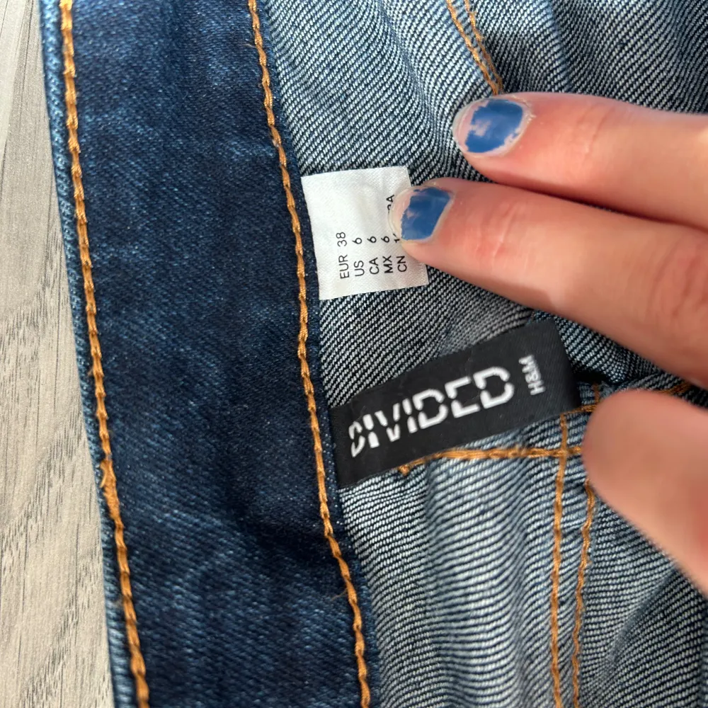 sjukt snygga low rise bootcut jeans🥵🥵 säljer tyvärr då de är för små och inte min stil! jag har omsytt de från högmidjafe till lågmidjade och jag har sytt upp de lite vid benen. jag är 167cm. Jeans & Byxor.