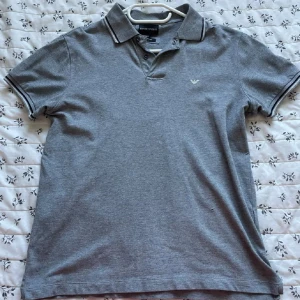 2 t-shirts  - Säljer de billigt! Ta båda för 200kr Armani är äkta men har ett litet hål vid axeln som knappast syns 