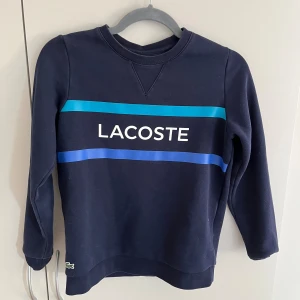 Lacoste sweatshirt mörkblå - 152cm Till 12år Väldigt bra skick Sällan använd