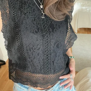 Spets topp  - Säljer denna fina toppen från only i storleken xs! Inga defekter🌟
