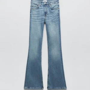 Zara jeans - Zara jeans vida med medelhög midja, köpta förra året, långa, storlek 36 men passar även 34