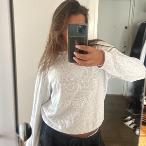 lee tröja  - säljer denna snygga tjocktröjan från lee då den inte kommer till användning. Är i superfint skick. Perfekt att ha på sig när det blir lite kyligare nu i höst 🍂 