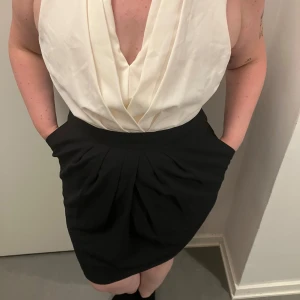 Elegant klänning i svart och vit - Säljer en superfin klänning med en stilren design. Den har en vit omlott-topp och en svart kjol som ger en snygg kontrast. Den har även fickor som man ser på bilden som är jätte praktiska. Men det är inget som syns om de inte används. Köpt från hm i stl 42. Säljer för 179, kan gå ner i pris. Skriv för mer bilder och övriga frågor!🩵