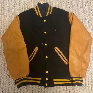 Sjukt snygg varsity jacket som passar perfekt nu till hösten. Jackan är köpt vintage men är bara använd ett fåtal gånger. Priset var 1200 kr men jag säljer den för 700 kr. Jackans size är L men är ganska liten i storleken och passar både M och S. 