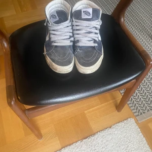 Höga Vans - Dessa skor var min lillasysters, efter att hon har växt ur dem o inte använder dem så tänkte jag testa att lägga ut dem! Skorna är lite slitna, absolut inte i helt nytt skick. Men inget är sönder på dem. Vid ordinarie köp 980kr. Står ej för frakt.💓