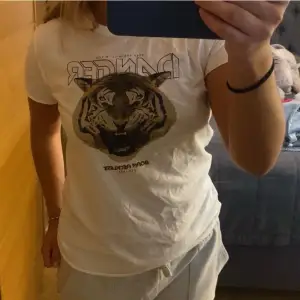 Säljer en vit t-shirt från kidsonly med ett coolt tigertryck och texten 'DANGER' på framsidan. T-shirten har prislappen kvar. Storleken är 158/164 men passar mig som vanligtvis har S eller M på överdel!💞💞