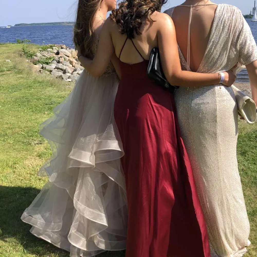 PASSA PÅ! Säljer min super vackra balklänning. Nypris 1300. Säljer billigt för jag ska flytta utomlands och kommer ej kunna sälja när de är bal säsong !! ❤️ #prom #bal #balklänning #långklänning #vinrödklänning #rödklänning #promdres. Klänningar.