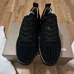 louboutin skor - D storlek 41 men passar 42 oxå