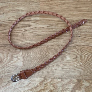 Skärp - Superfint flätat skärp men använder inte. Lite trasigt på ett ställe, se sista bilden, men påverkar egentligen inte funktionen :) blir som längst ca 88 cm.