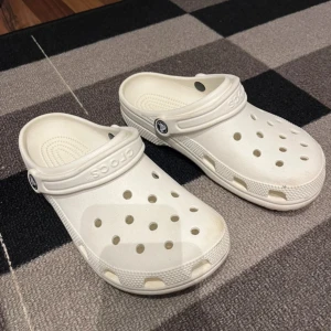 Vita crocs - Crocs i storlek 39, men sitter som 40. Använda en gång utomhus. Kan sänka priset vid snabb affär