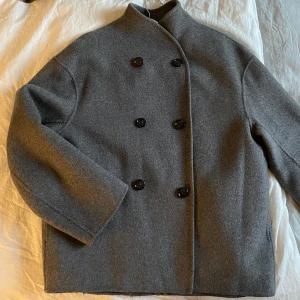 ARKET kappa kort - Bra skick, söt till hösten och kan användas i vinter med något under.  