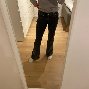 Jätte bekväma jeans  - Super bekväma mörk grå/svarta jeans men pytte lite slitna längs ner (inget man ser) jag är 160 cm och dem passar mig. 