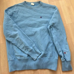 Champion Sweatshirt  - Bra skick. Är i stl xl, men sitter bra på mig som är en m/L i vanliga fall. 