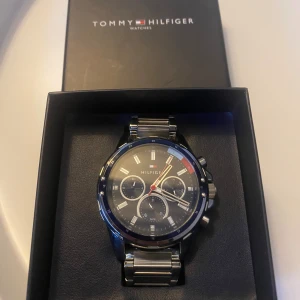 Tommy hilfiger klocka  - Fet Tommy hilfiger klocka som är i nyskick. Säljer den pga den aldrig har kommit till användning. Batteriet är dock ur funktion men det går fort att lösa. Pris kan diskuteras vid snabb affär. 