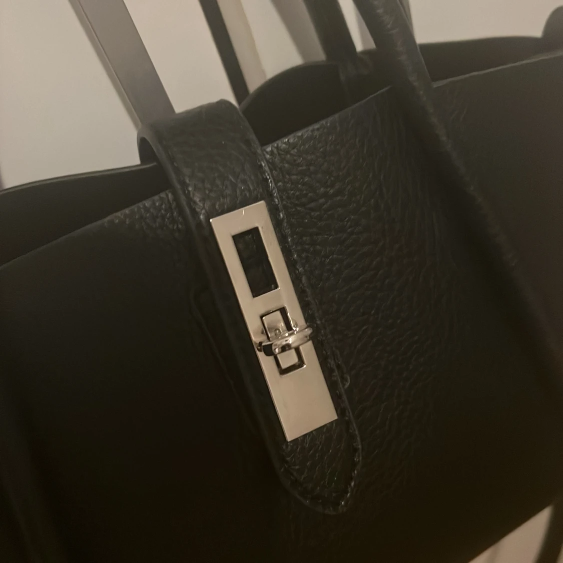 Svart handväska med axelrem - 92