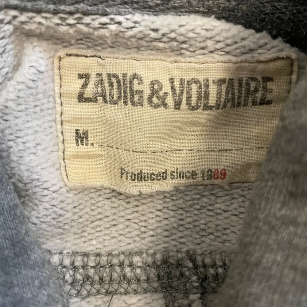 Grå zadig & voltaire hoodie. Använd men fortfarande i gott skick. Kan skicka fler bilder vid behov. Tröjor & Koftor.