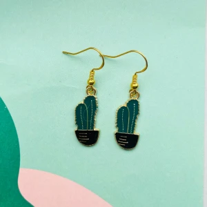 Kaktus örhängen 🌵 - Nickelfria krokar. Hämtas i Hornstull i Stockholm eller skickas mot fraktkostnad (18kr). 🌵