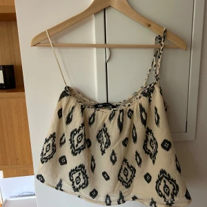 Zara topp - Säljer nu en jätte fin topp från Zara, använd en gång💞