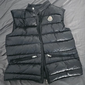 Moncler GUI Väst - Säljer nu min moncer GUI då den inte ör för mig nåmer. Äkta och scan å tagg funkar. Har tappat bort box å allt men köpt på kicksnstuff. Dragkedja är lite trasig men går å fixa. Skicka är 9/10 inga defekter eller skador. Kan gå ner i pris.