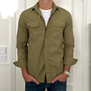 Overshirt Filippa K  - Overshirt frản Filippa K i Storlek: S (sitter lite större) - Skicket pả denna overshirt är väldigt bra utan defekter -  pris: 699kr - Nypris: 1,399kr - Jag är 187cm och väger 82kg.