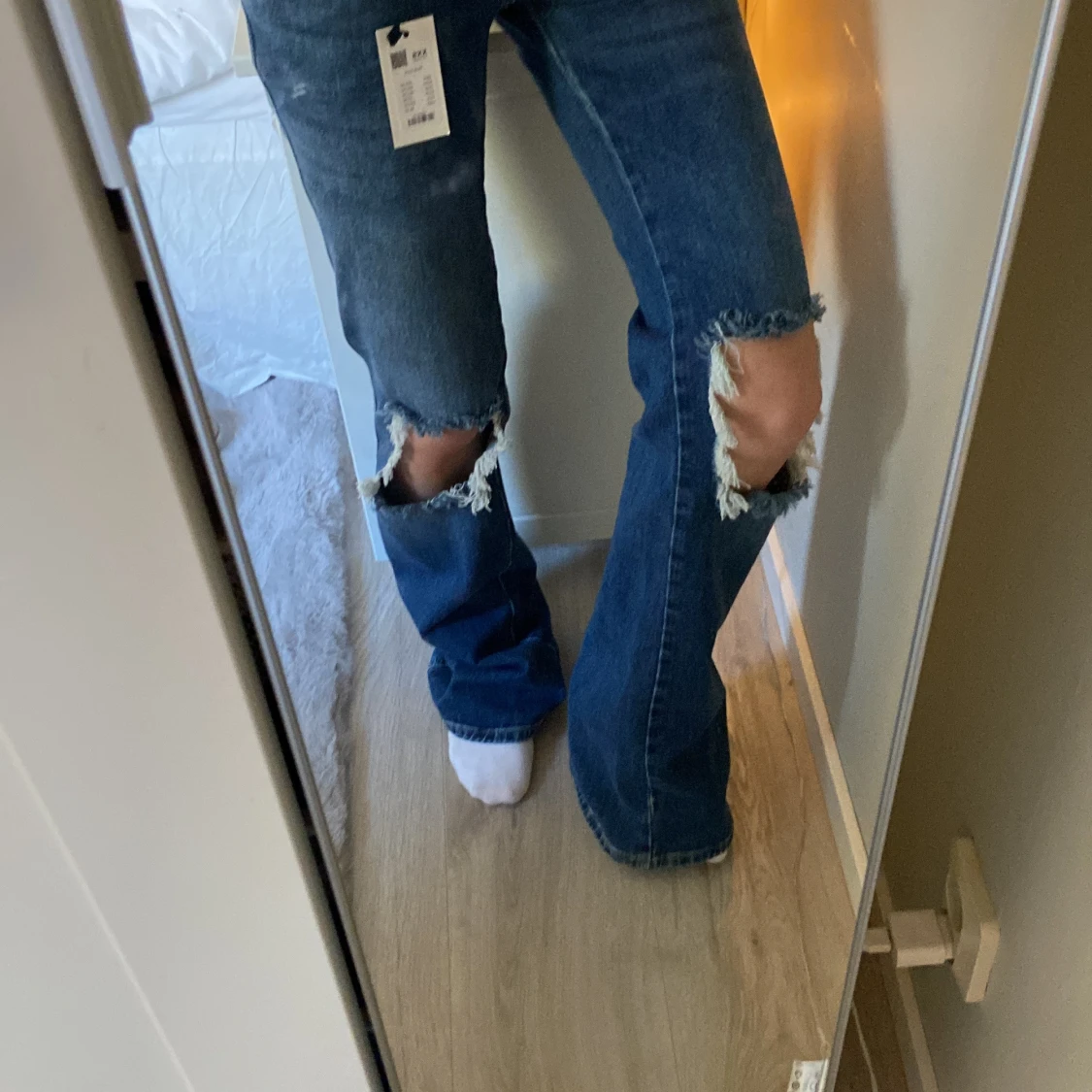 Blå bootcut jeans med slitningar - 2