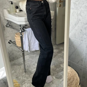 Svarta jeans med hög midja Weekday - Sarta raka jeans med hög midja från weekday modellen row. Storlek 25/32