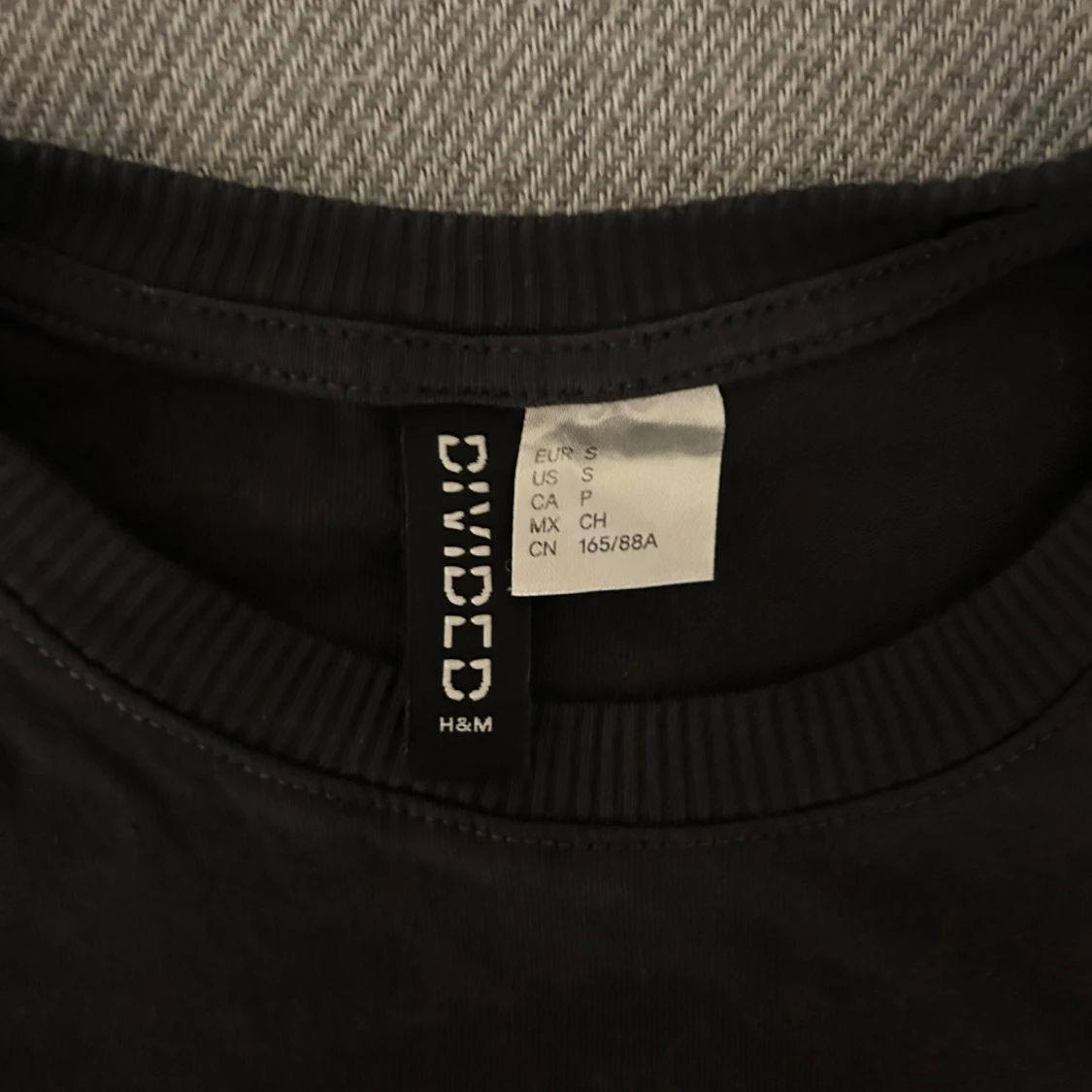 Svart t-shirt med tryck från H&M Divided - 1