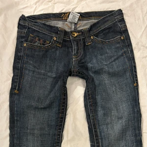 Vintage jeans från M Seven.  - Vintage jeans från M Seven men låg midja och flared leg. Mycket bra skick. Står att det är storlek M men skulle snarare säga S. Kan tyvärr inte visa bild på då de ej passar. Midja: 38cm, grenmått: 18cm, innerbenslängd: 71cm, benöppning: 19,5