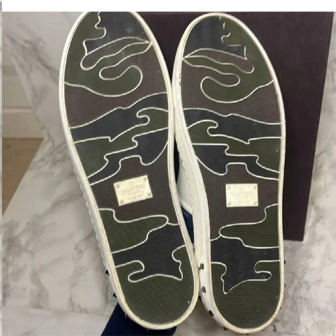 Blå och vita sneakers från Valentino - 4