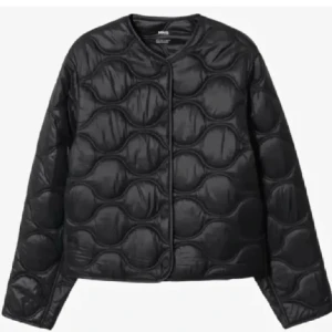 Svart quiltad jacka från Mango - Snygg svart quiltad jacka från mango med rund hals och tryckknappar. Jätte fin nu till vår. Använd men fortfarande väldigt fin.🌸🌸passar mig som brukar ha xs/s