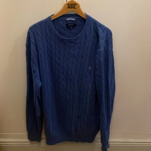 GANT Stickad Tröja - Stilig stickad tröja med skön känsla av den fina och härliga kvaliteten. Lite måttrig och skrynklig på insidan men ser ut som ny på utsidan!