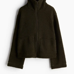 Mörkgrön teddyjacka med dragkedja - Säljer min teddyjacka från hm då den inte kommer till användning längre, den är knappt använd och är därför i jätte bra skick, skriv för mer bilder och info💗