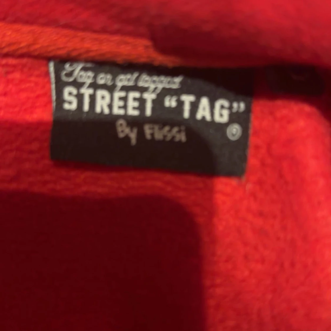 Röd hoodie från Street Tag - 2