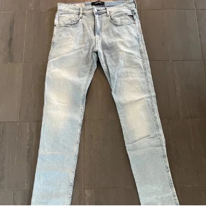  Replay anbass  - Snygga ljusblå replay anbass, slim fit passform, st 31/32, pris endast 299, hör av er för frågor eller funderingar 