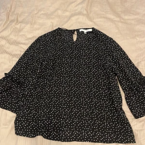 Prickig blus från Kappahl - Säljer denna prickiga blusen från Kappahl då den inte kommer till användning. Storlek M men passar mig som är S/XS, sitter bara lite lösare. Skönt och luftigt material och använd 1 gång. Skriv om ni vill ha fler bilder. 