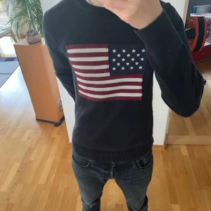 Gant USA tröja finstickad  - Säljer en sjukt fet mörkblå finstickad USA tröja från Gant. Tröjan är i mycket bra skick och är i strl S men passar även storlek M. Hör gärna av er vid frågor eller funderingar!!