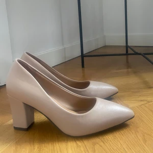 Beige pumps med klack - Snygga beige pumps. Aldrig använda