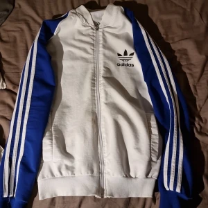 Vintage adidas kofta 🦇 - En adidas kofta köpt på second hand, bra skick förutom fläcken 😅 Vintage och är väldigt snygg när man har den på sig 👍 