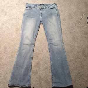 True Religion jeans - Ett par true religion jeans som endast används en gång då jag köpte fel storlek. Skicket är precis som vid köpt och har inga fläckar, uttöjdhet mm. Storlek 28. Ursprungspris är 1299kr jag säljer dem för 800kr. Hör av er vid intresse!