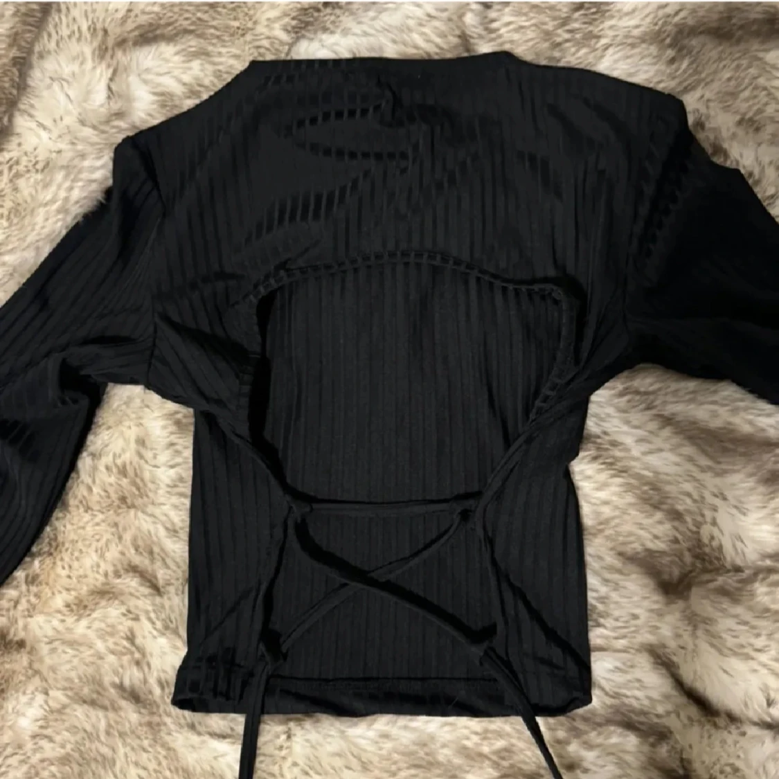 Svart långärmad topp med öppen rygg - 1