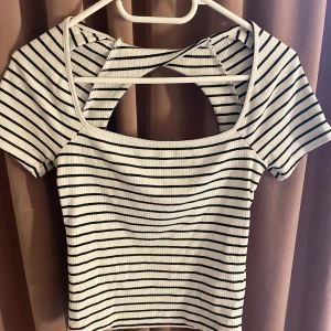 Randig topp Gina tricot - Säljer en snygg randig topp med öppen rygg. Köpt för två somrar sen men knappt använd, pris kan diskuteras!💓